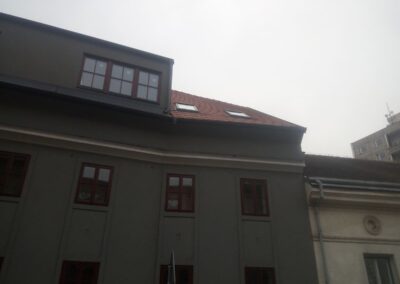 Stavbu třetího patra na historickém domě - Braník